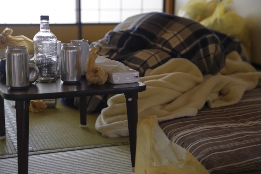 一人暮らしの死亡後の片付け費用は誰が払う？相続人・保証人の負担と相場を解説